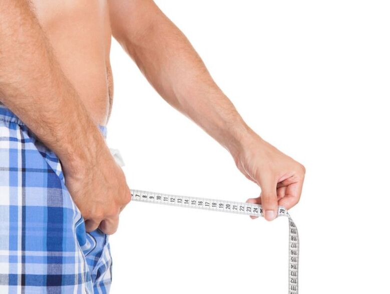 bărbat măsurându-și penisul cu un centimetru