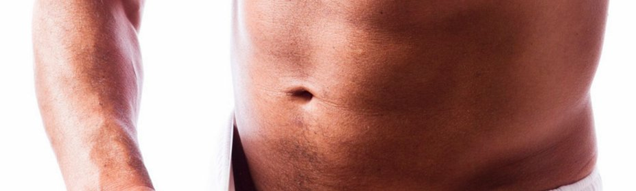 Un bărbat își mărește penisul folosind o pompă de vid